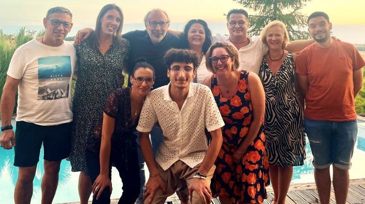 Une photo de l'équipe des bénévoles au bord d'une piscine